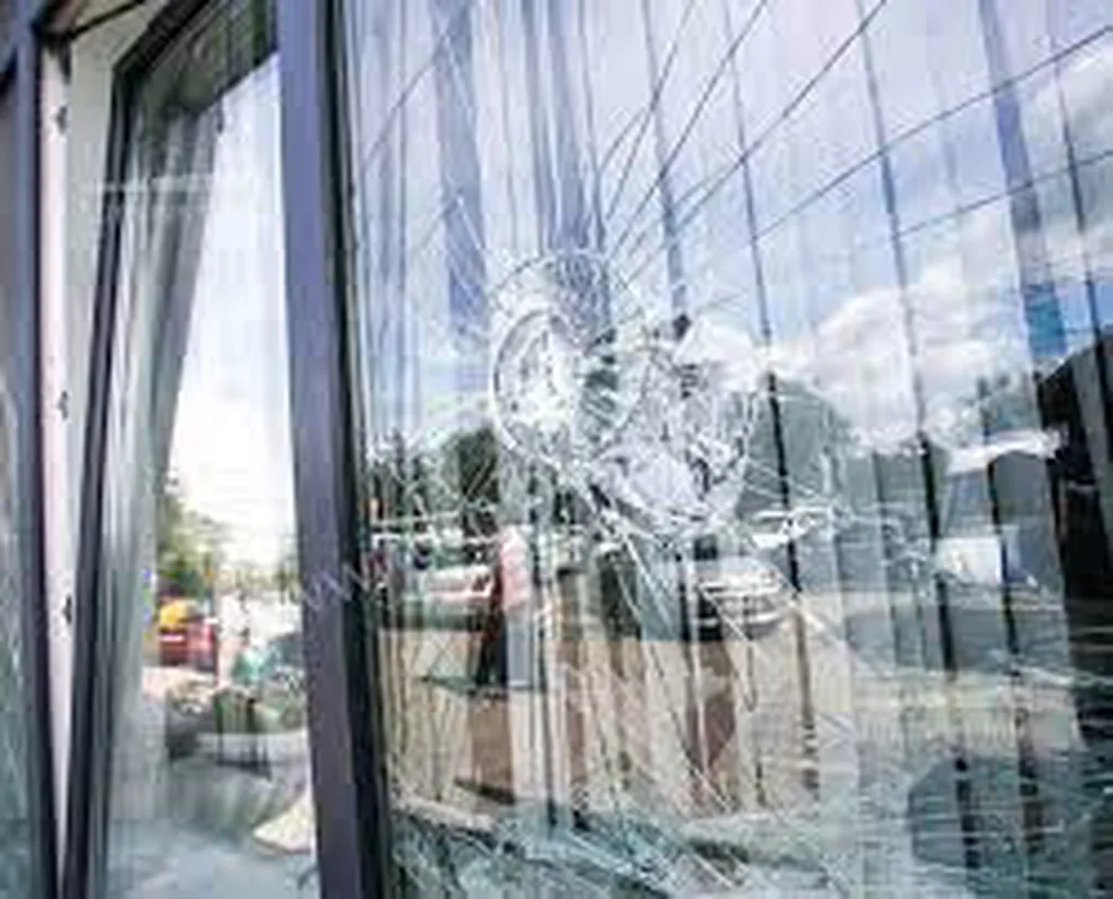 Films sécurité 100 microns anti-effraction transparent pour vitres et fenêtres entreprise sur Marseille