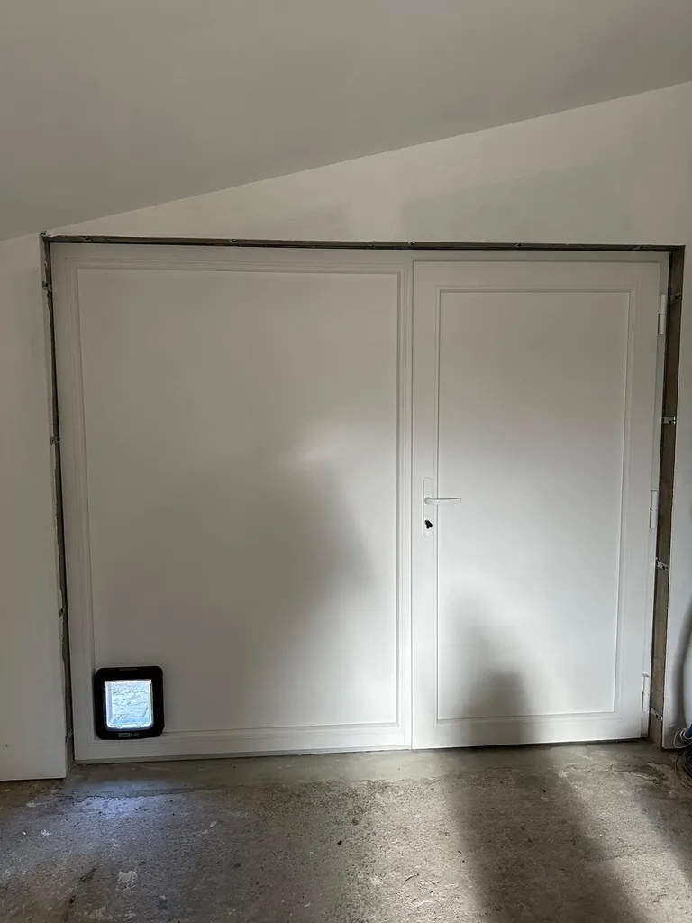 Fermeture garage PVC bi-colore  avec porte et panneaux de chez Pierret