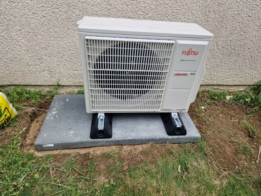 Unité extérieure de pompe à chaleur air-eau dans le Val de Saône pour réduire les factures d’énergie