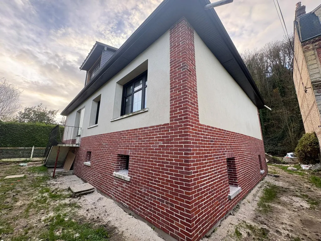 Ravalement de façade avec enduit et pose de briquettes rouges à Gainneville