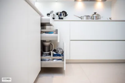 ARMONY YOTA PLAQUÉ OLMO – HACKER LUNA MAX LAQUÉ BLANC & DEKTON REM