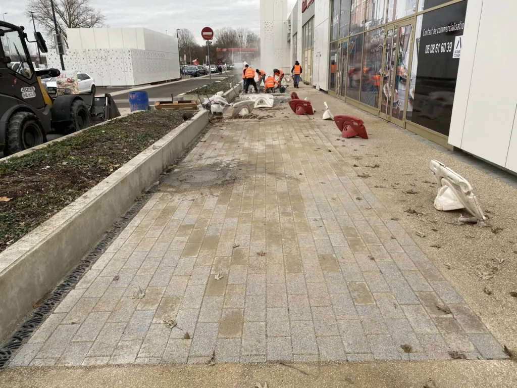 Pose de pavé pour Conforama à Geispolsheim, près de Strasbourg 