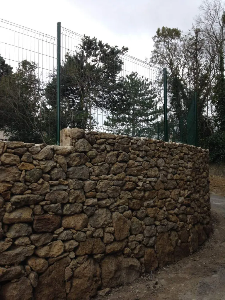Rénovation d'un mur de soutènement en pierre à Salon-de-Provence : pose de la clôture