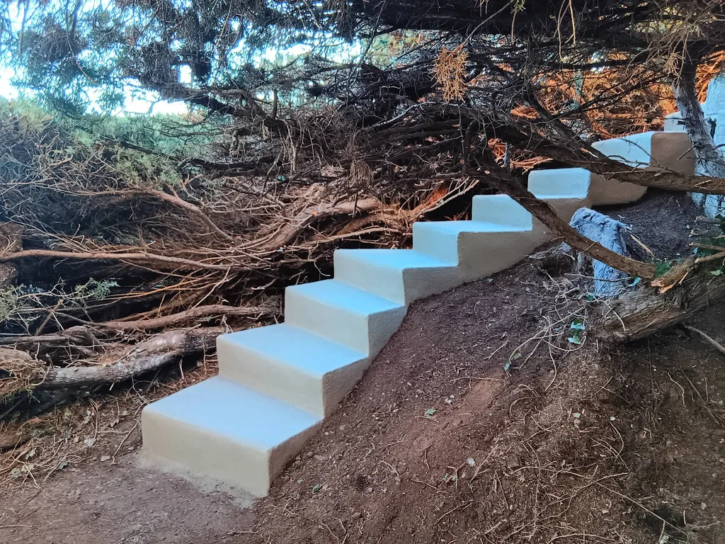 Rénovation d'un escalier en béton pour réhabiliter le chemin d'accès vers le jardin à Villerest près de Roanne