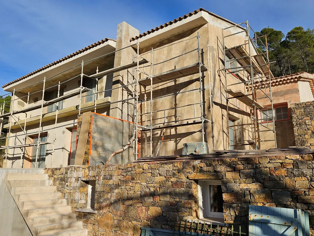 préparation maison avec mise en place échafaudage pour réalisation en crépi à la Valette près de la Garde