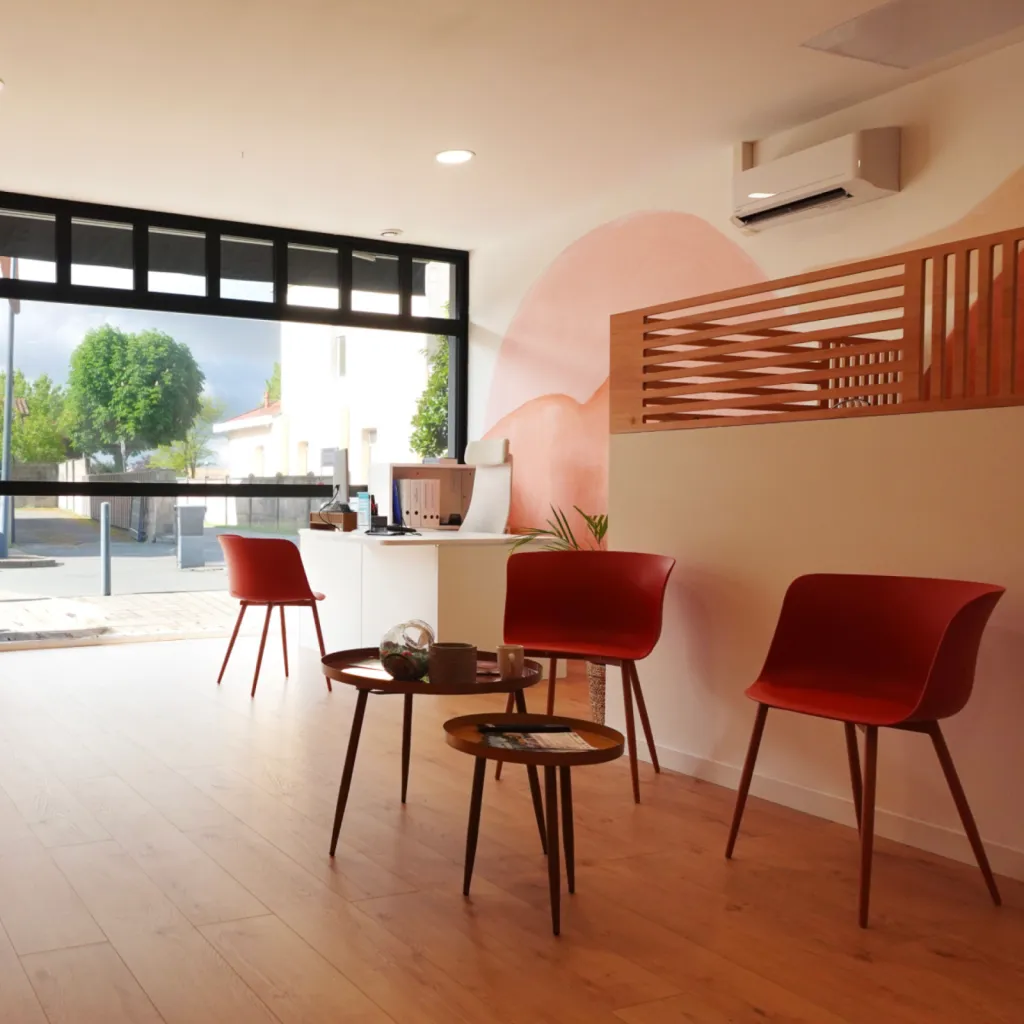 Vue générale de l’aménagement et décoration d’un magasin d’aides auditives à Gujan-Mestras, par l’Atelier D. architecte d’intérieur à Bordeaux.