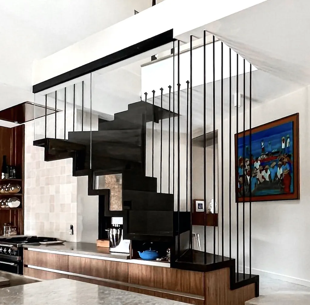 Création d’un escalier intérieur en métal noir avec barreaudage vertical et intégration sur mesure dans l’habitat contemporain