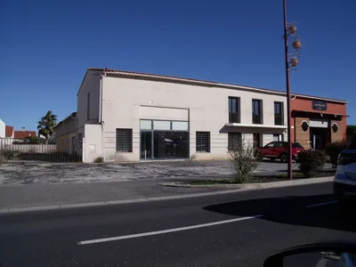 Ensemble immobilier à vendre, composé de sept locaux commerciaux à réhabiliter, dont deux loués, sur emplacement stratégique entouré d’enseignes nationales à Saint-Estève dans les Pyrénées-Orientales.