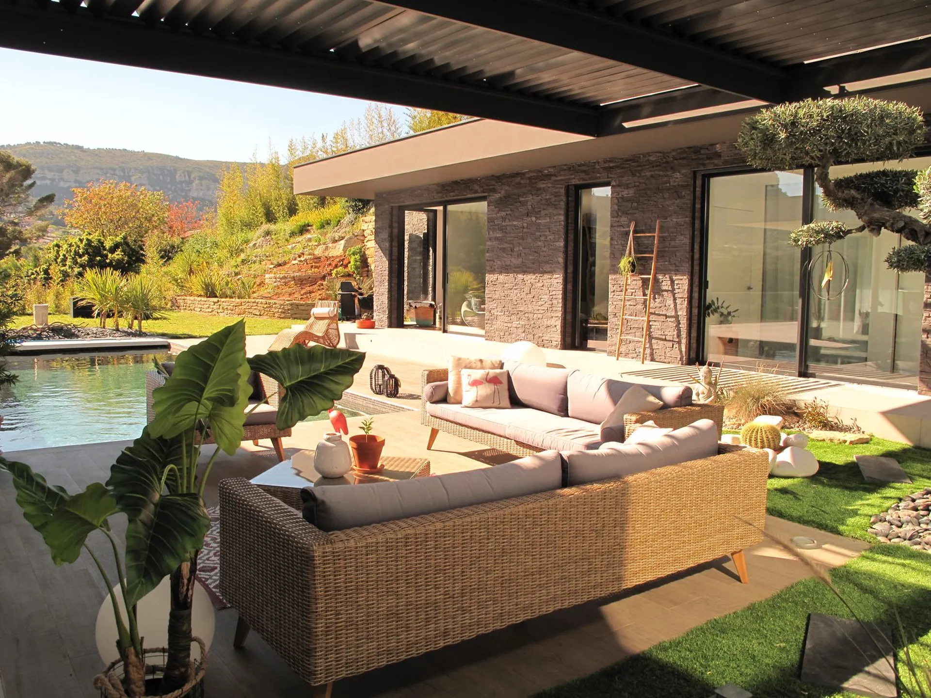 Cassis à vendre villa contemporaine avec piscine et garage