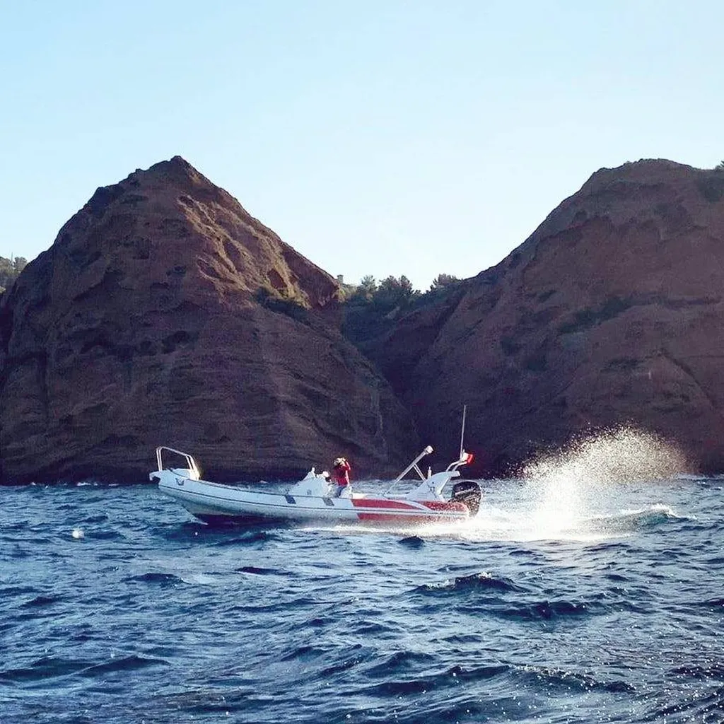 Vivez l'aventure ultime en explorant les Calanques de La Ciotat avec L'Eden Boat. Nos bateaux Zodiac vous emmènent vers des coins cachés et des panoramas marins spectaculaires