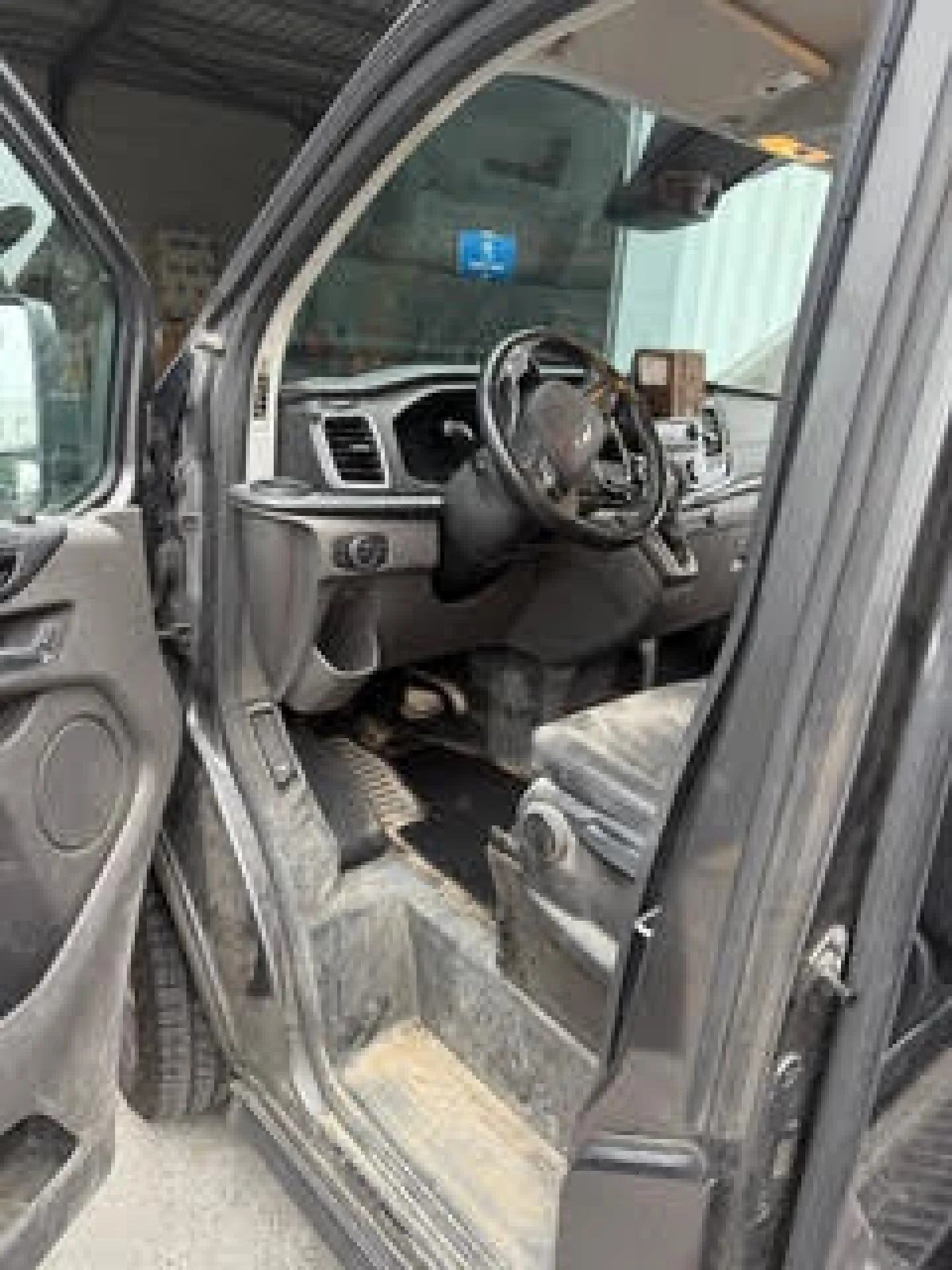 Remise à neuf de ce Ford Transit de chantier à Andrezieux Boutheon