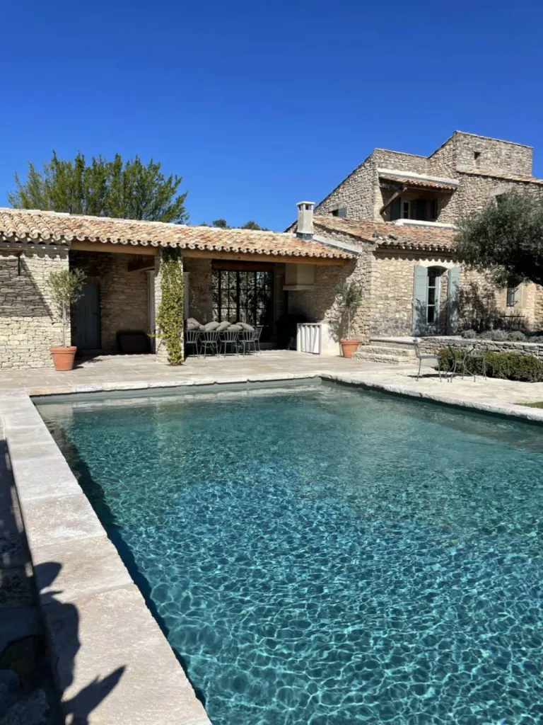 Pierre de Dordogne, pierre naturelle pour dallage, margelle, escalier, parement mural. Livraison Toulon dans le Var 83