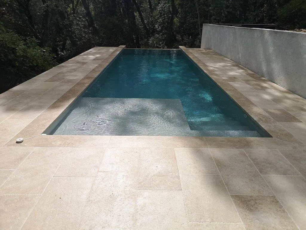 Terasse de piscine en Pierre de Bourgogne