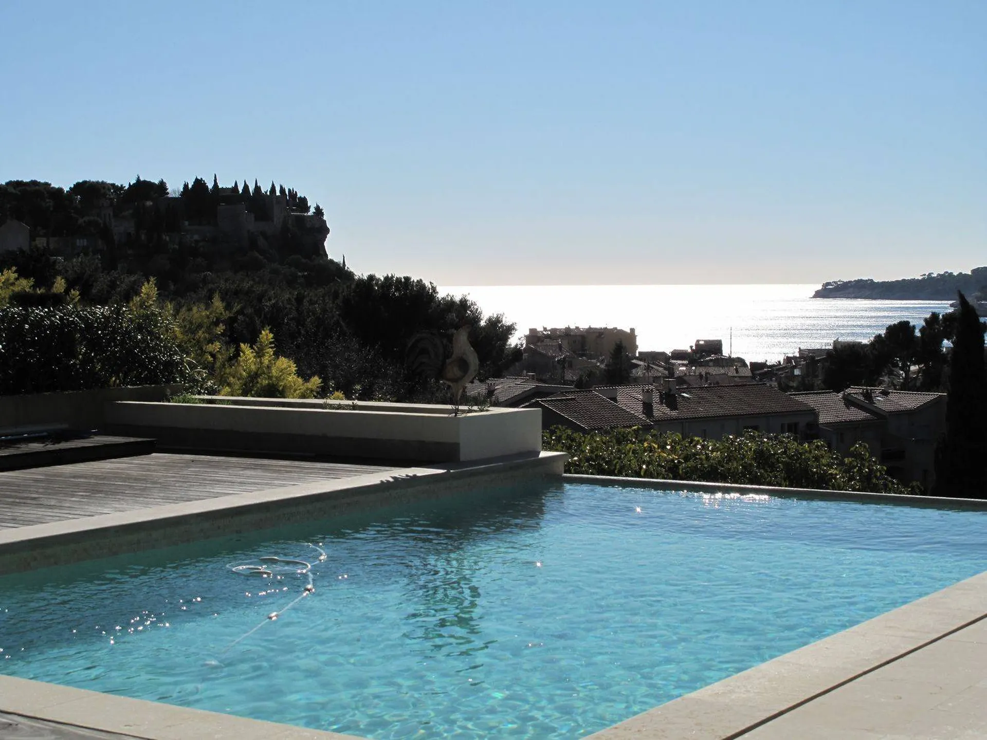 Piscine à débordement vue sur la mer et le cap canaille à vendre prestige cassis et alentours