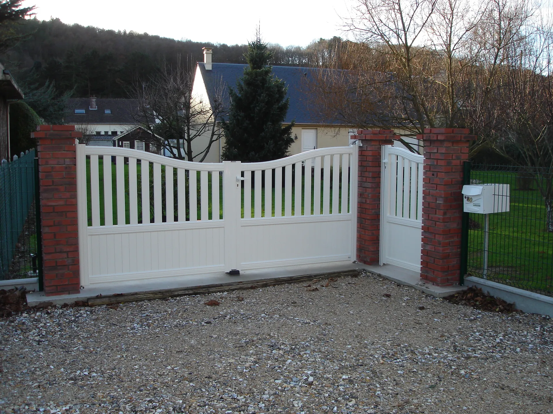 Installation de Portail Aluminium Motorisé, Modèle Sur-Mesure et Pose Professionnelle Sécurisée à Bihorel en Seine-Maritime 76 et Rouen