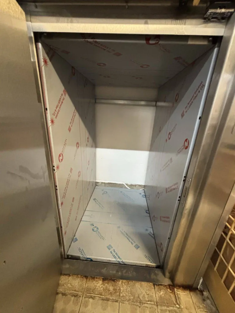 Cabine dimensionnée aux pratiques pour ce monte-charges 300 kgs SKG terminé dans ce centre de loisirs près de Marseille