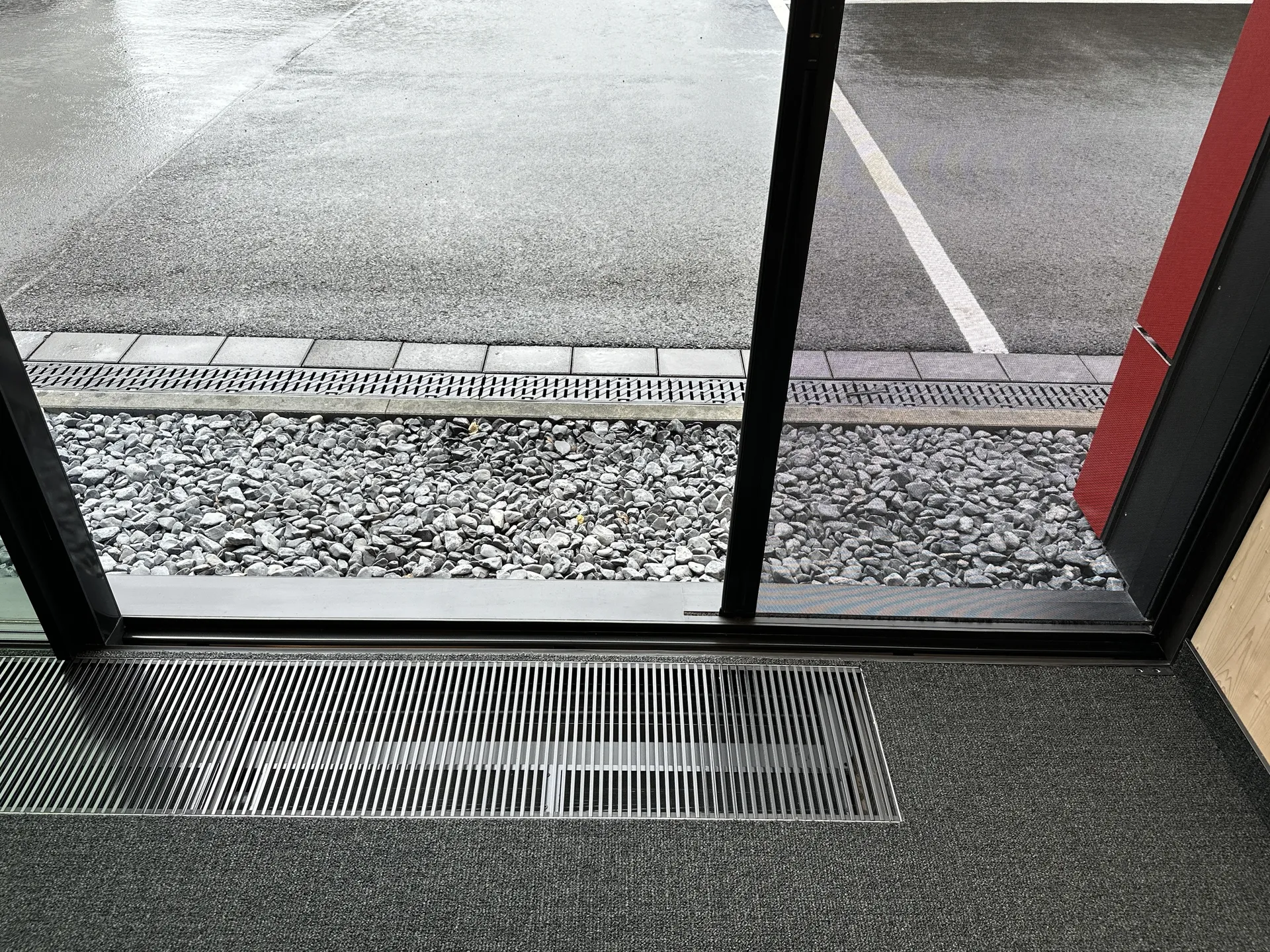 Baie vitrée minimaliste avec moustiquaire intégrée à Aix-en-Provence : mécanisme escamotable et intégration discrète sur mesure pour extension contemporaine