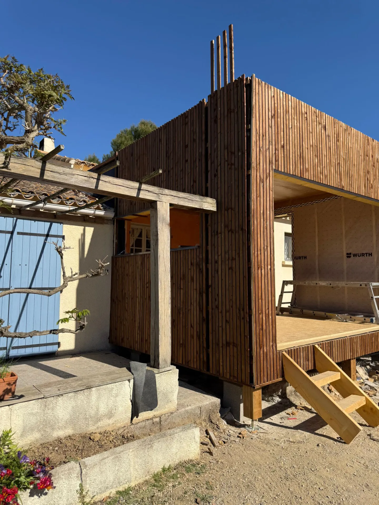 Projet en cours de réalisation : extension ossature bois de 25 m² avec bardage claire-voie vertical à Campagnan par Adge Bois constructeur de maison individuelle bois 