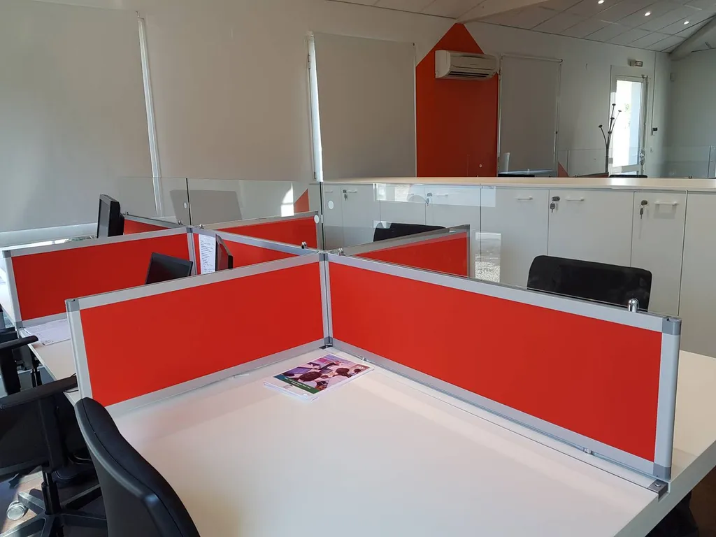 Call center 6 personnes avec écrans acoustiques à Aix en Provence