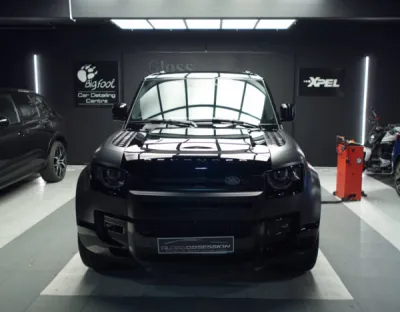 Pose experte de film de protection PPF XPEL sur ce Land Rover Defender, réalisée dans notre atelier Gloss Obsession à Saint-Avé.