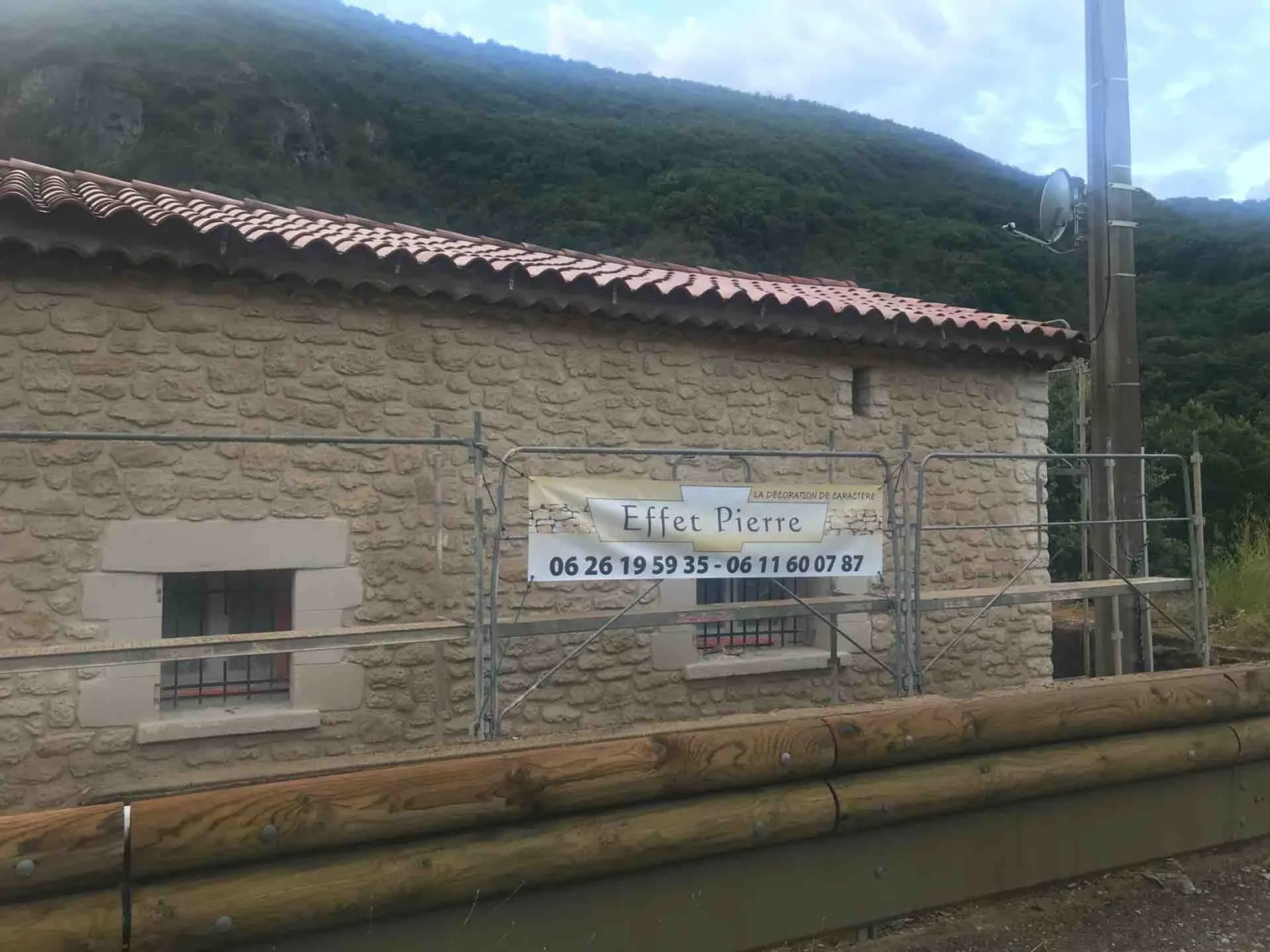 Facade en Pierre taillée sur une Rénovation à Olargues dans les Hauts Cantons près de Saint-Pons de Thomières et Béziers