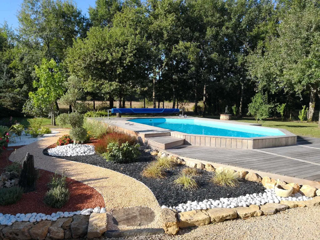 Réaliser un habillage de piscine hors-sol avec escalier intégré et espace bar à Montauban