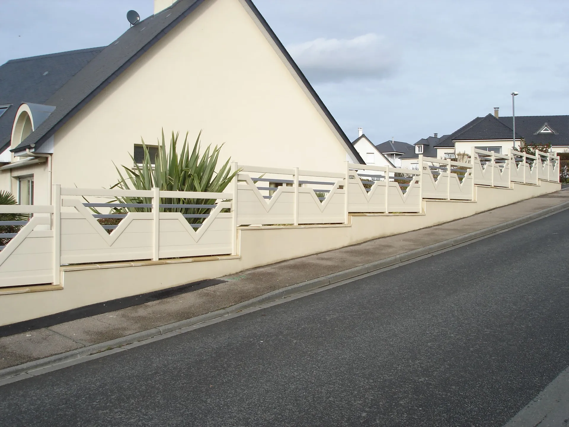 Installation de Clôture aluminium sur muret, Portails motorisés et Portillon en aluminium à Bernay dans l'Eure 27 et ses Alentours