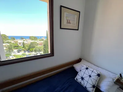 Appartement à vendre à Saint-Aygulf avec une vue panoramique mer en centre ville, un garage inclus