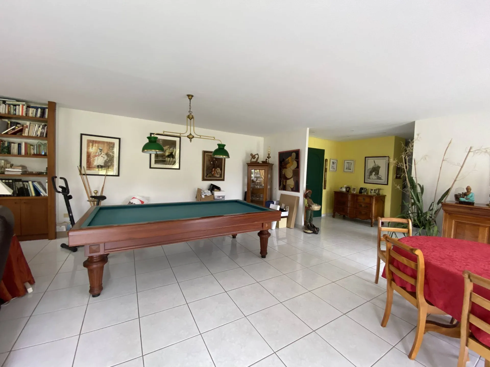 Vends maison contemporaine offrant 4 suites édifiée sur 2000m² de terrain