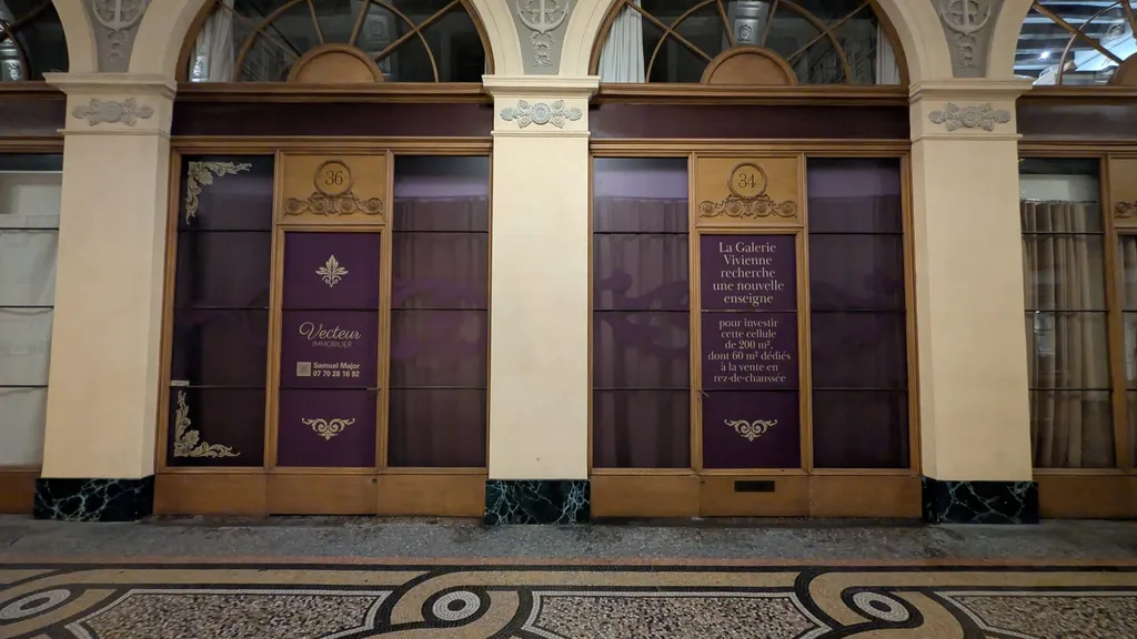 Pose de vitrophanie décorative dans la Galerie Vivienne