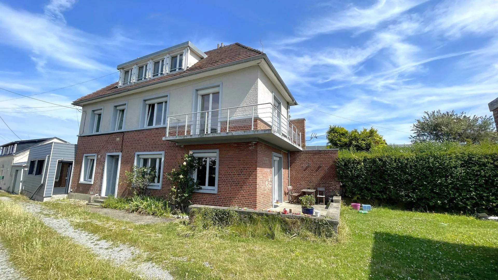 Maison de caractère à vendre à Dieppe : Charmante maison d'environ 155 m², idéalement située à Dieppe, sur un terrain de 358 m².