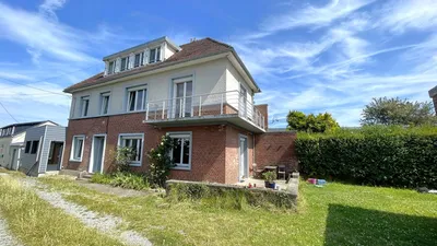 Maison de caractère à vendre à Dieppe : Charmante maison d'environ 155 m², idéalement située à Dieppe, sur un terrain de 358 m².