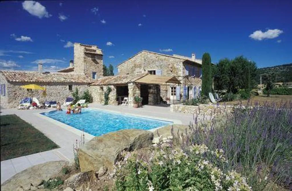 Monts de Vaucluse, proche Banon, mas XVIIème de charme et pigeonnier avec gîtes.