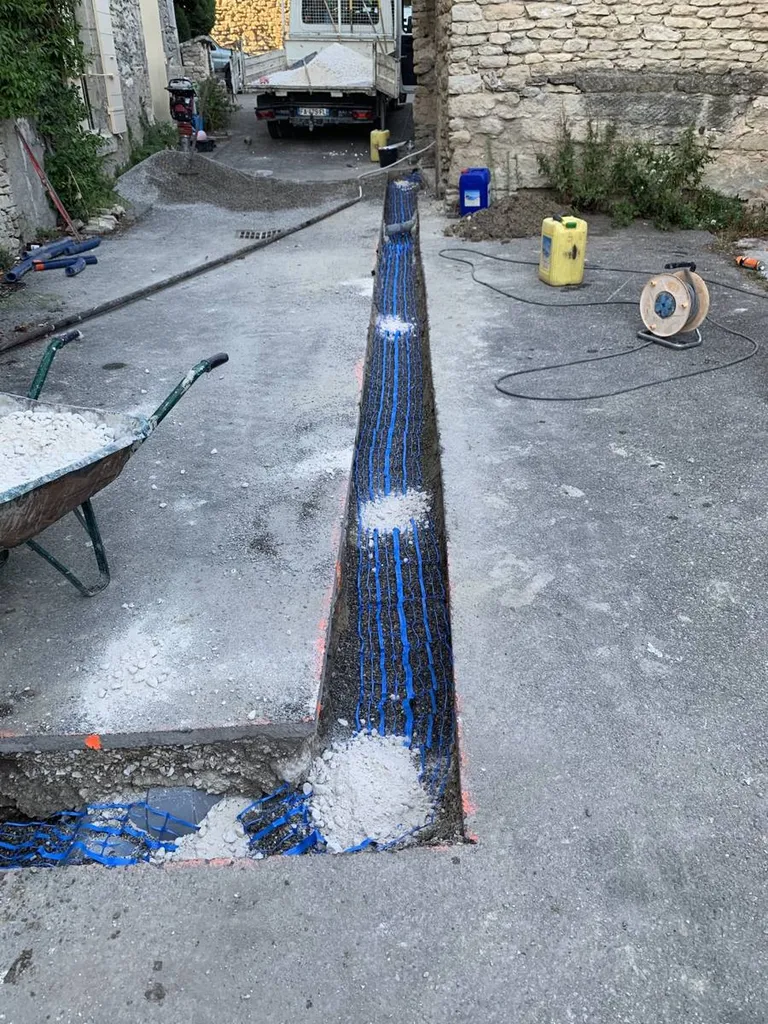 Travaux d'adduction d'eau potable à Cabrières d'Avignon