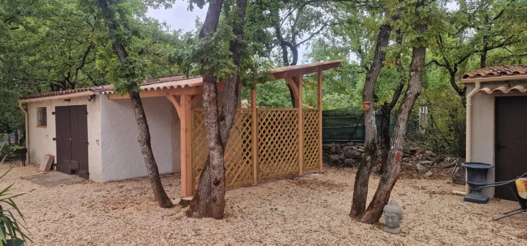 Installation d'un carport bois 1 place sur mesure à Saint-Maximin-la-Sainte-Baume dans le Var