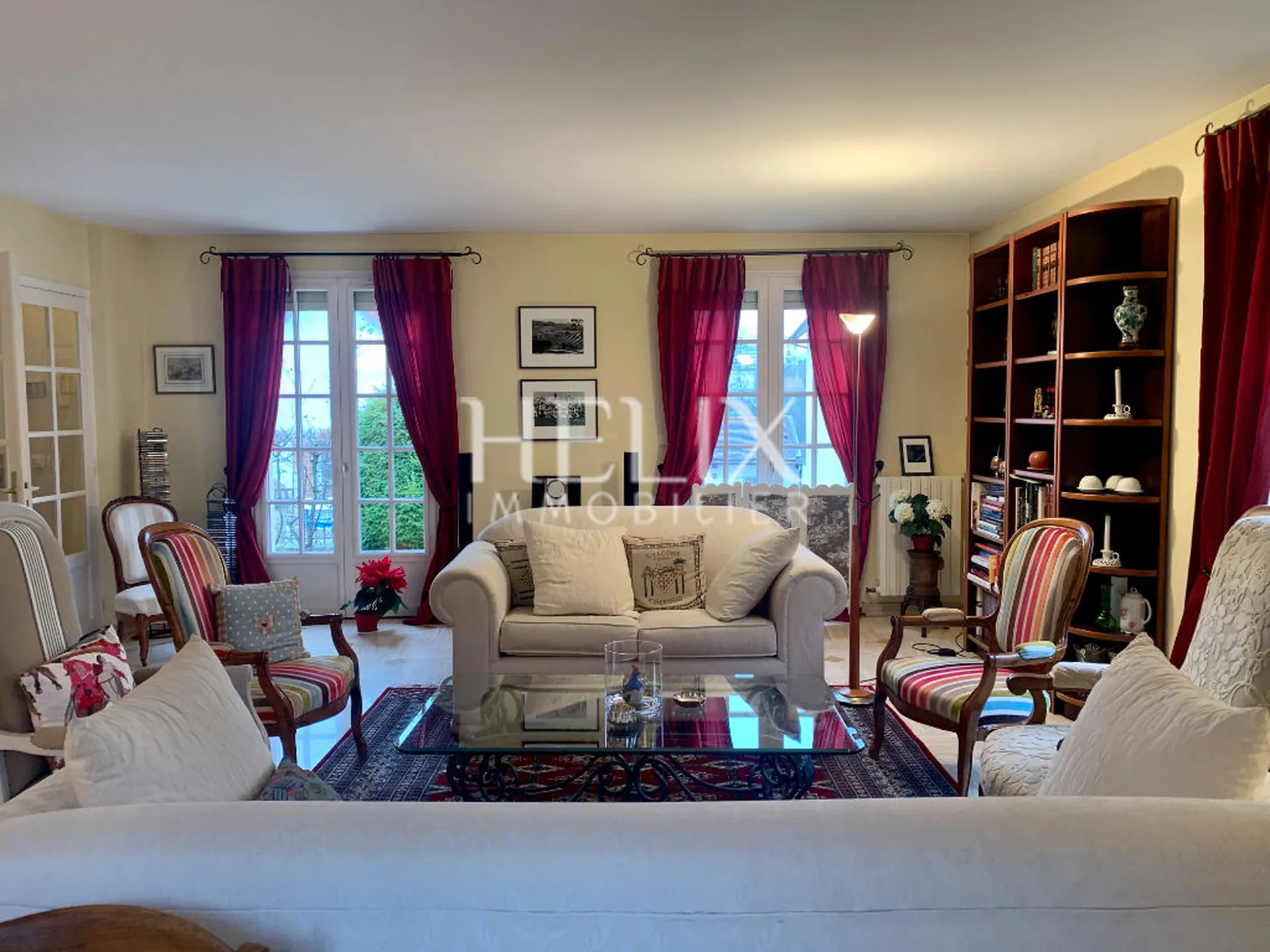 Située à Saint Germain en Laye, à deux pas du Lycée International une maison pleine de charme 7 pièces 4 chambres de 176m2 