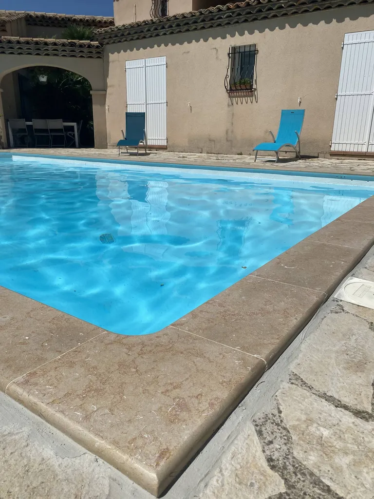 MARGELLE PISCINE EN PIERRE NATURELLE CASTELLA BEIGE / CENIA BEIGE / PIERRE BEIGE FINITION FLAMMEE