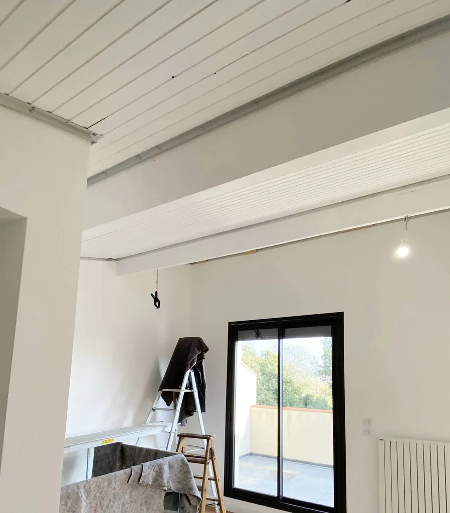 Solution pour éviter de peindre un lambris bois - Plafonds Tendus Occitans Toulouse