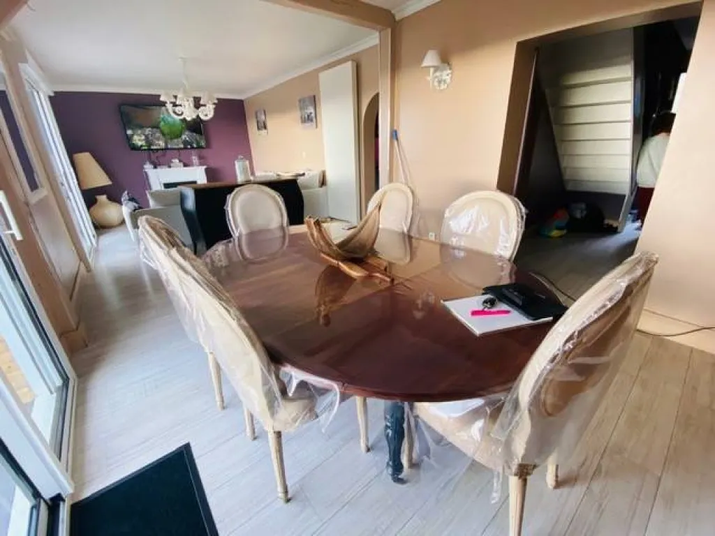 A acheter superbe maison de 160m² avec deux garages sur 2000m² de terrain sur deux niveaux sur la commune de FRENEUSE 76410