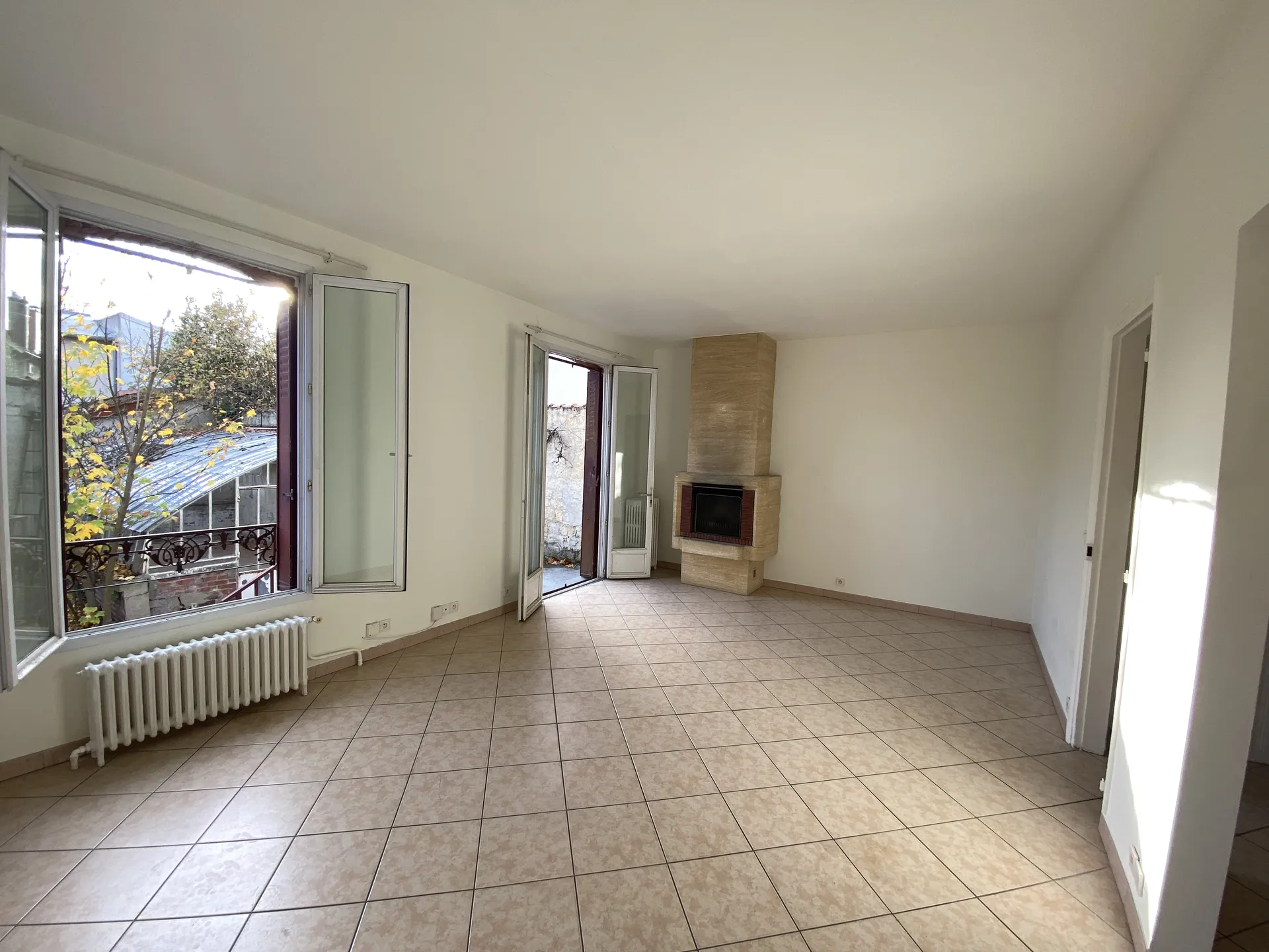 Salon vide vue cheminée maison en location au Vesinet