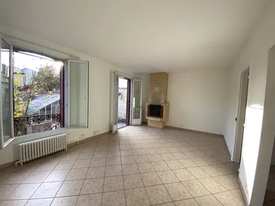 Salon vide vue cheminée maison en location au Vesinet