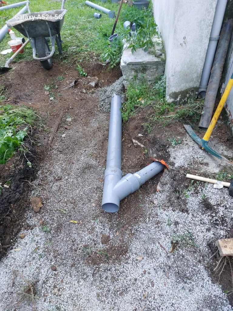 Réalisation d'un assainissement tout à l'égout sur Marseille dans les Bouches-du-Rhône. 