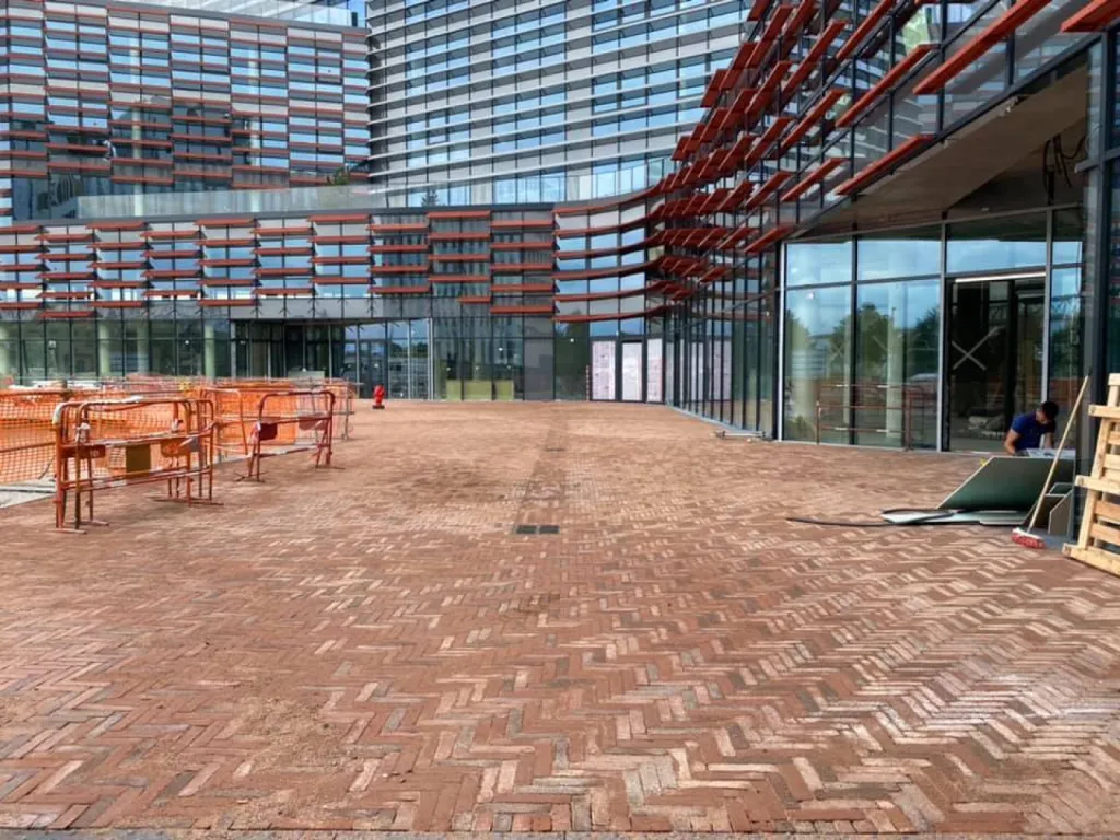 Pose de pavés pour voie d'accès d'un professionnel au sein du quartier d'affaires Wacken à Strasbourg. 