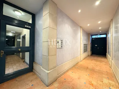 A vendre à Saint Germain Laye, un appartement 3 pièces à 1 minutes à pied de la place du marché dans un bel immeuble de standing extrêmement bien entretenue avec ascenseur. 