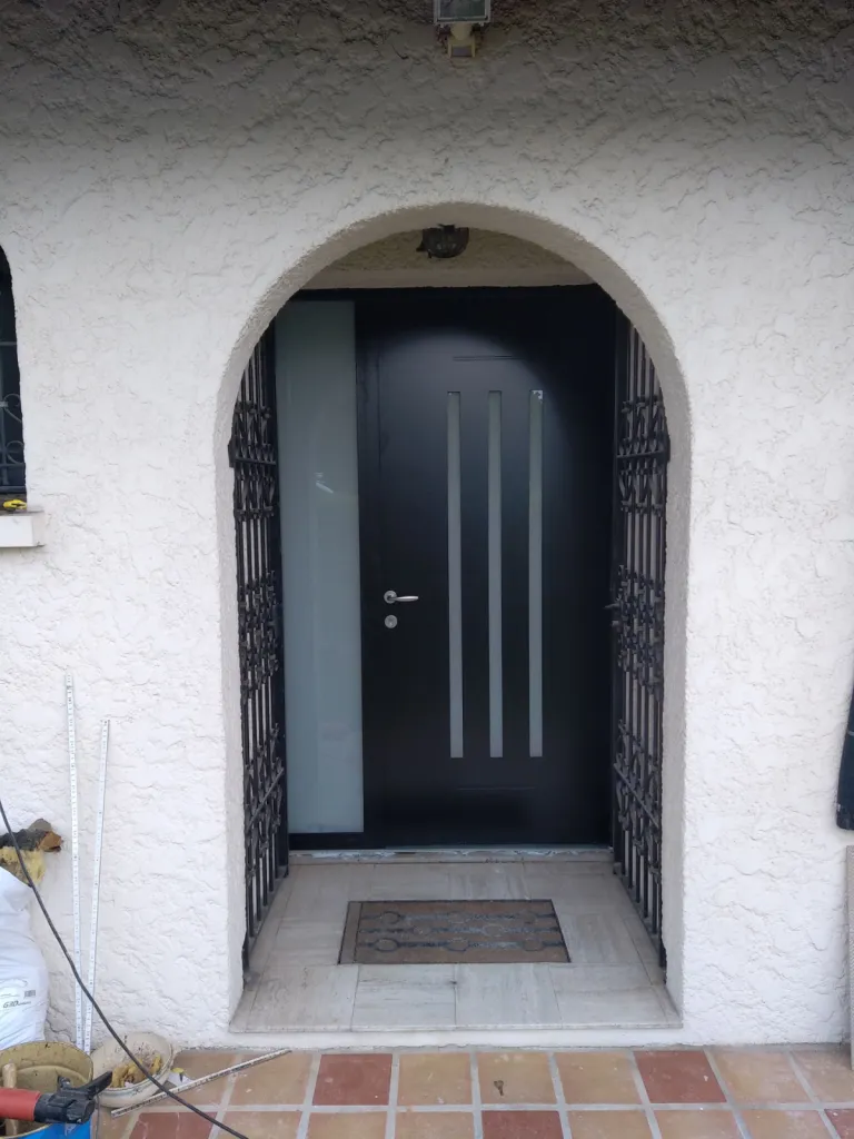 Remplacement d’une porte d’entrée en alu avec remplissage et panneau en vitrage pour maison à Talence