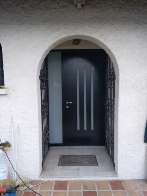 Remplacement d’une porte d’entrée en alu avec remplissage et panneau en vitrage pour maison à Talence