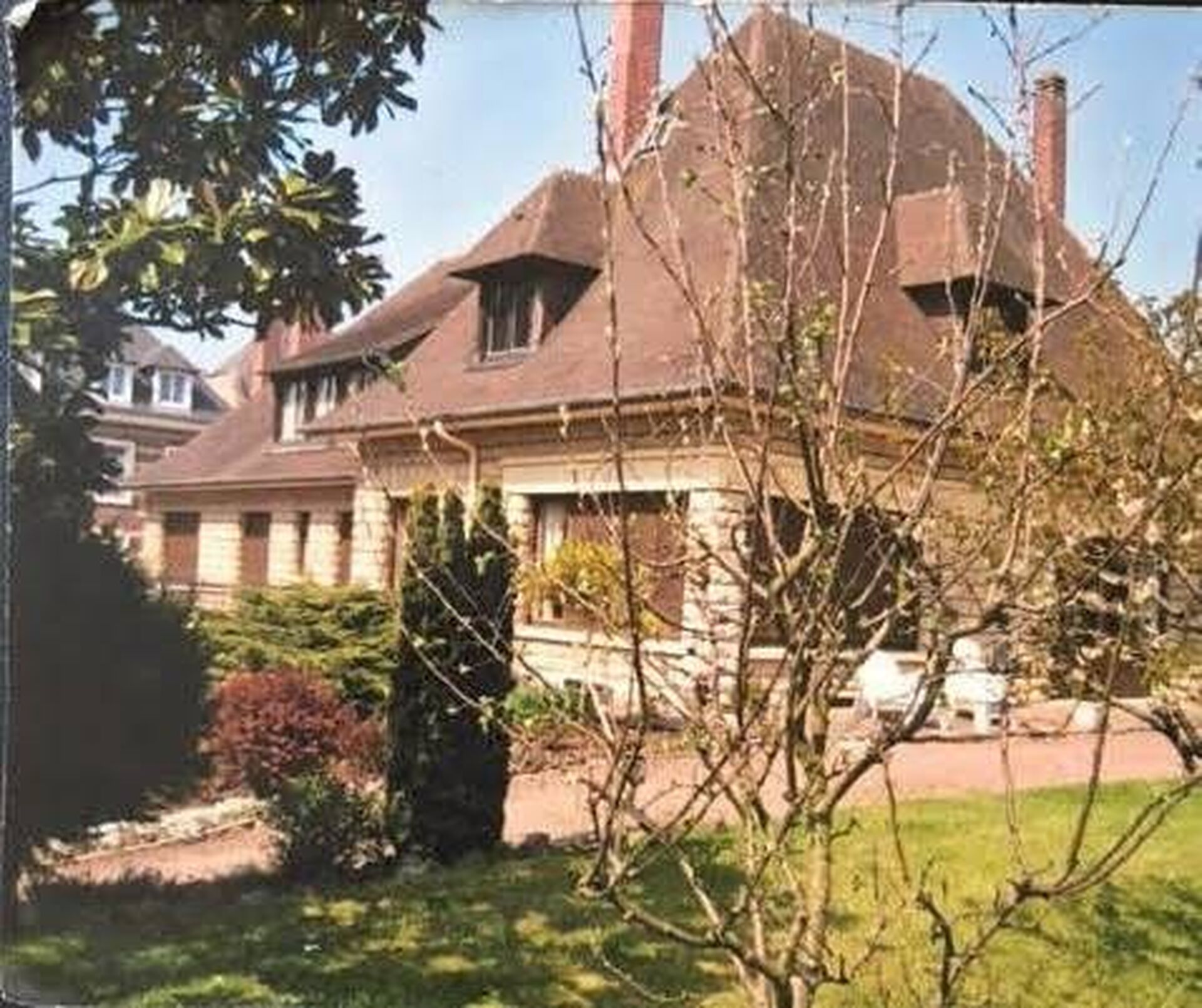 A la vente grande maison de ville sur son agréable jardin clos et arboré de 1430 m² située au coeur de la capitale du Pays d'Auge 14