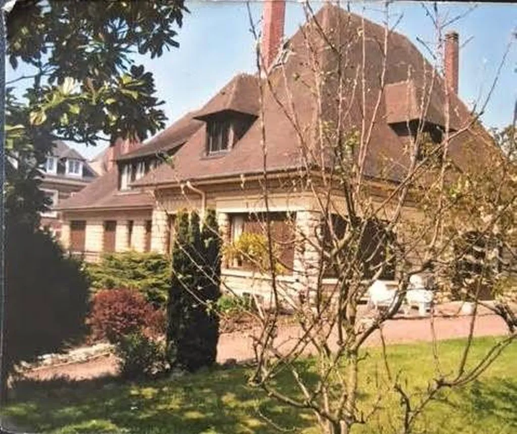 A la vente grande maison de ville sur son agréable jardin clos et arboré de 1430 m² située au coeur de la capitale du Pays d'Auge 14