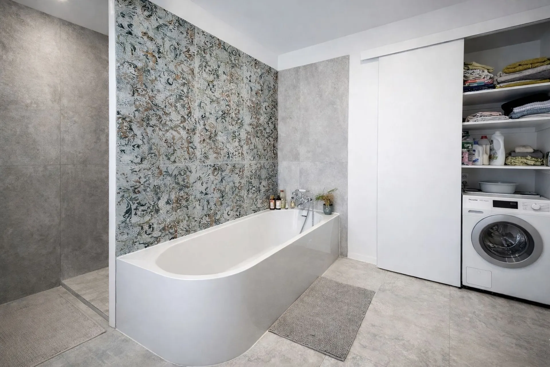 Salle de bains avec baignoire située au premier étage