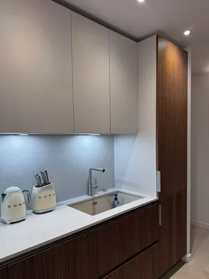 Cuisine design sur mesure alliant bois, façades claires et élégance contemporaine